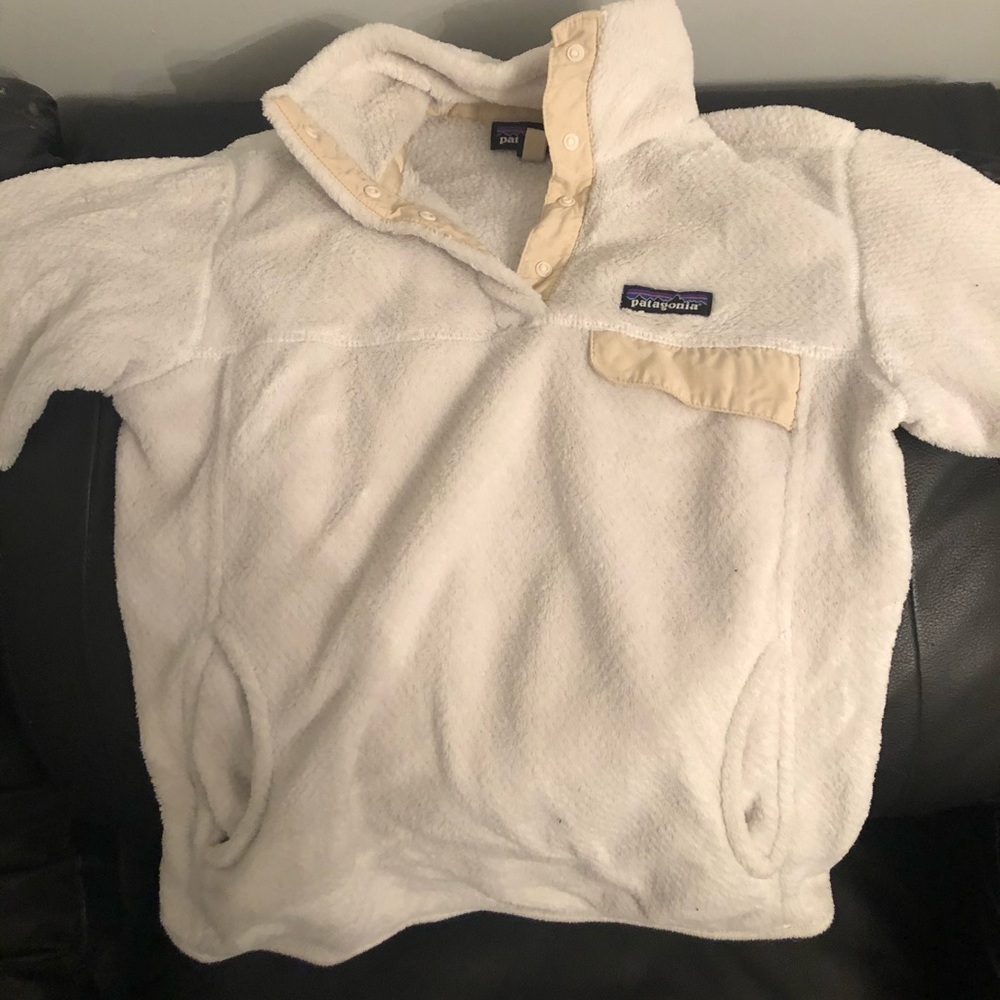 Small cream colored women’s Patagonia sweatshirt